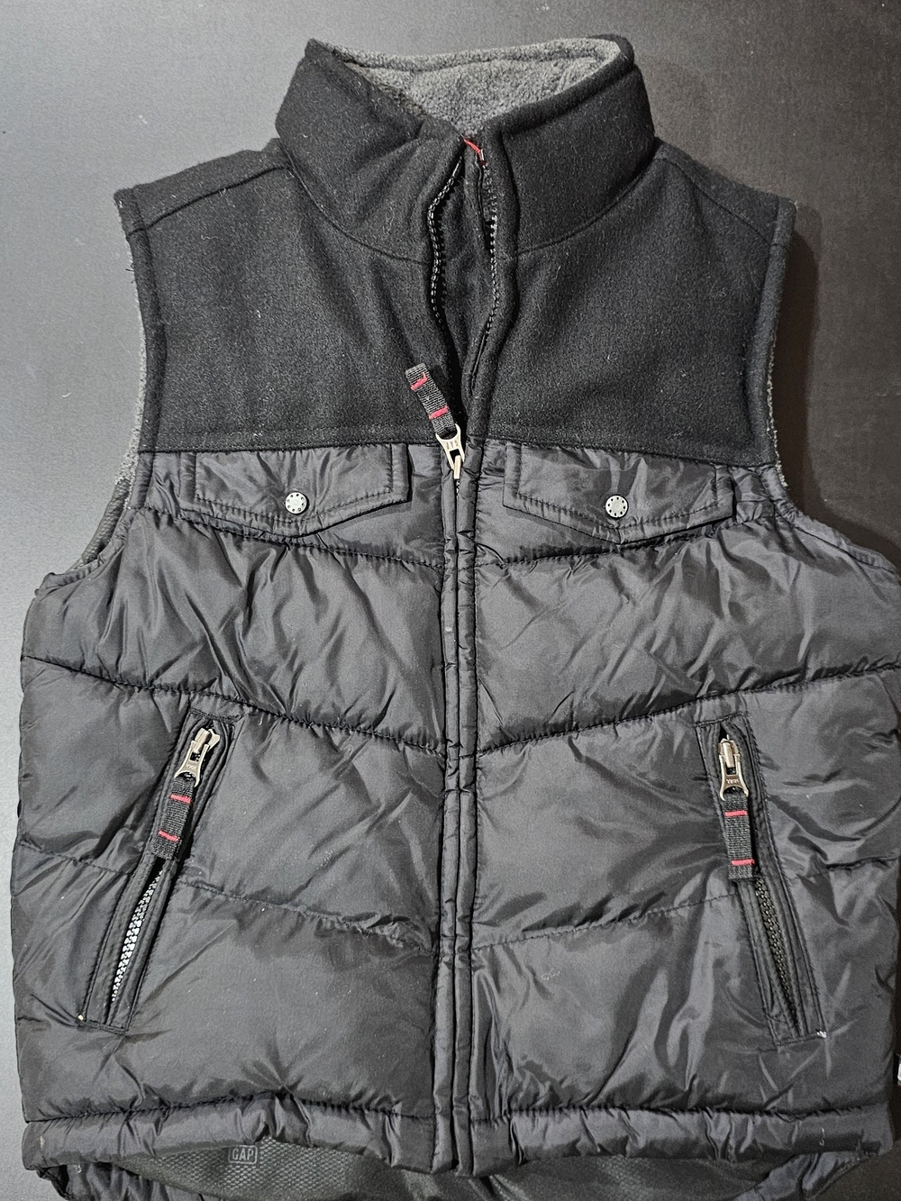 GAP Men's Black Quilted Puffer Vest with Fleece Shoulders